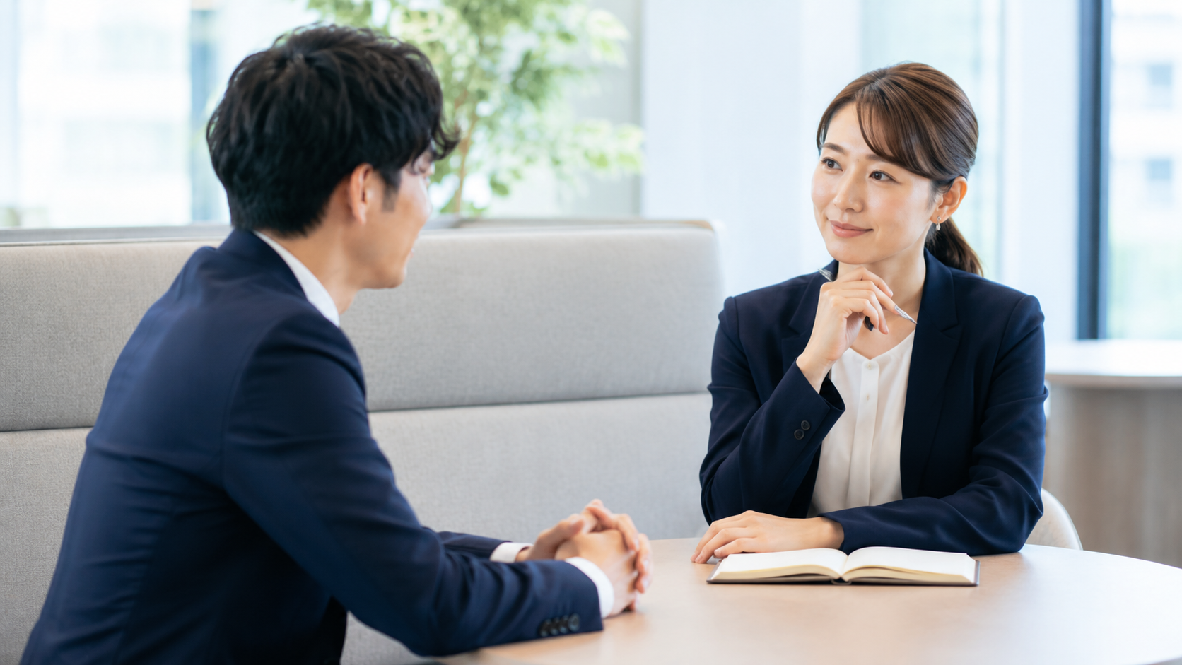 1対1で落ち着いて対話する様子